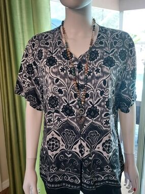 Black & White Floral V-Neck Button Front Blouse made of an Italian Blend Sz. 1x